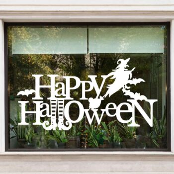 Heks raamsticker met een heks op een bezem door de tekst Happy Halloween