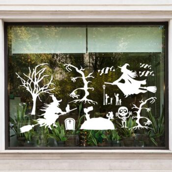 Halloween bomen raamsticker met kale bomen, heksen en een skelet op een raam
