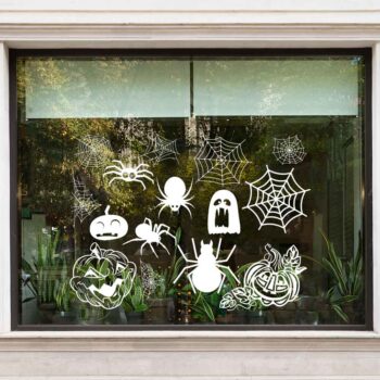 Spinnenweb raamsticker set met webben, spinnen en pompoenen op een raam