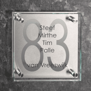 Glazen naambord van helder glas G2 en RVS achterplaat PlakHet