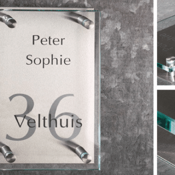 Glazen naambord van helder glas G5 en RVS achterplaat PlakHet