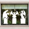 Gargoyle raamsticker met drie pilaren en gevleugelde wezens op een raam