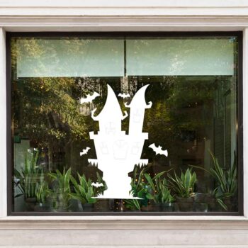 Spookkasteel raamsticker met twee scheve torens en vleermuizen op een raam