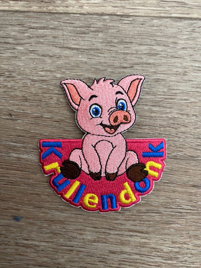 Wat betekenen de Krullendonk carnavalsemblemen eigenlijk? 1 Krullendonk carnavalsemblemen met roze varken