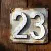 Huisnummer 23 sticker op houten deur met verweerde randen en afbladderende hoeken door natuurlijke veroudering