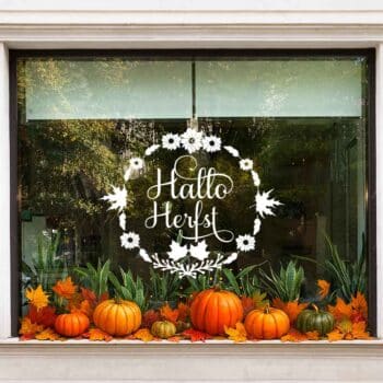 Herbruikbare raamsticker herfst met sierlijke krans in warme kleuren. Herfst raamsticker