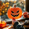 Handen plakken oranje Halloween-stickers met pompoen op raam, met knutselgereedschap en decoraties rondom