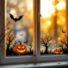 Oranje en zwarte Halloween raamstickers met vleermuizen en pompoenen op helder glas, verlicht door herfstzonlicht