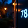 Persoonlijke huisnummer sticker voor jouw voordeur of kliko 4 Reflecterende huisnummer sticker gloeit helder op donkere deur bij nachtelijke straatverlichting