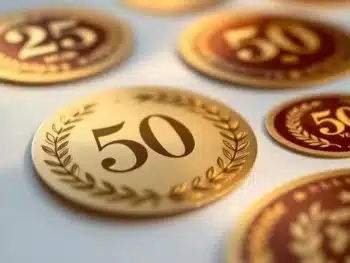 Gouden jubileum stickers met 25 en 50 jaar ontwerpen, embossed details en folieafwerking op witte achtergrond