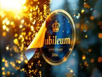 Premium jubileum stickers op glas met gouden en blauwe kleuren, één hoek omgekruld, waterdruppels tonen duurzaamheid