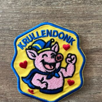 Embleem krullendonk varkentje met steek