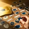 Houten bureau met kleurrijke gepersonaliseerde afstudeerstickers in creatieve vormen naast gouden felicitatiekaarten en ambachtelijke gereedschappen in warm zonlicht