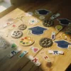 Houten bureau met kleurrijke afstudeerstickers en diploma-decals van verschillende academische vakgebieden in warm natuurlijk licht