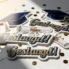 Kleurrijke geslaagd stickers met afstudeerpetjes en diploma's op witte houten ondergrond met gouden confetti