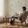 Gezellige Nederlandse woonkamer met elegante muurstickers in zachte saliegroen en crème tinten, leeshoek met fauteuil