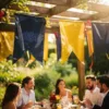 Kleurrijke weerbestendige feestbanners hangen aan houten pergola met regendruppels en zonlicht in tuin