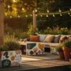 Tuinterras met slingerverlichting en kleurrijke vinylstickers op plantenbakken tijdens gouden uur