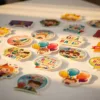 Kleurrijke feestelijke stickers en decoratieve decals gerangschikt op witte ondergrond in gouden zonlicht
