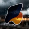 Weerbestendige vinylsticker op regenachtig glas met waterdruppels, warme binnenverlichting en onweerswolken op achtergrond