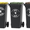 Drie ronde stempelbadges met huisnummer op drie kliko's naast elkaar