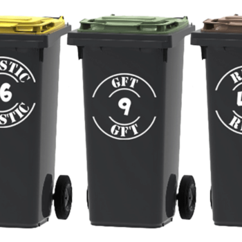 Drie ronde stempelbadges met huisnummer op drie kliko's naast elkaar