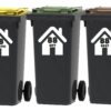 Drie huisje-stickers met afvalsoort en huisnummer op drie kliko's