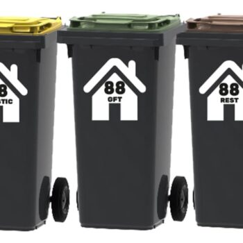 Drie huisje-stickers met afvalsoort en huisnummer op drie kliko's