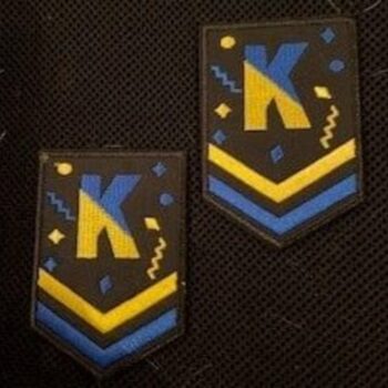 Embleem K Geel-blauw