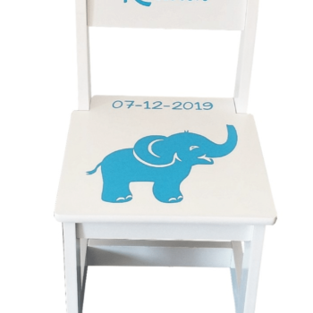 Wit geboortestoeltje met blauwe olifant en naam