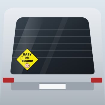 Baby on board sticker op de achterruit van de auto
