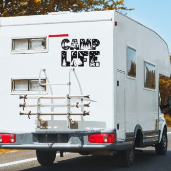 camp life sticker: Camper sticker Camp Life op de achterkant van een camper