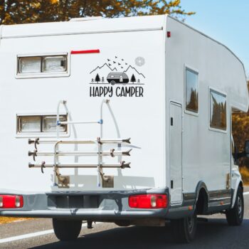 happy camper sticker: Camper sticker Happy Camper met bergen en caravan op de achterkant van een camper