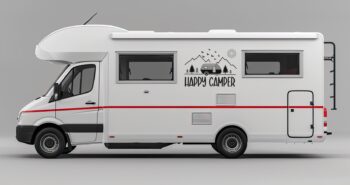 happy camper sticker: Camper sticker Happy Camper met bergen en caravan op de zijkant van een camper