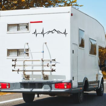hartslag sticker bergen: Camper sticker hartslag met bergen op de achterkant van een camper