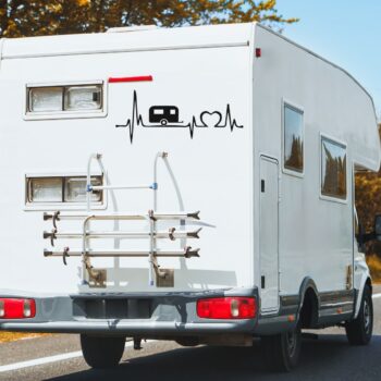Caravan sticker hartslag met caravan en hart op de achterkant van een camper