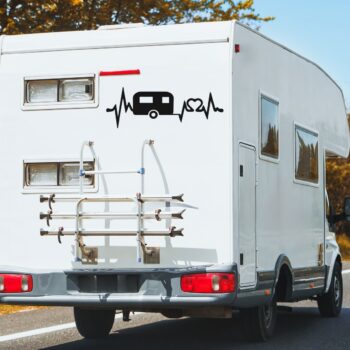 hartslag sticker caravan: Caravan sticker hartslag met grote caravan en hart op de achterkant van een camper