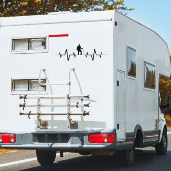 hartslag sticker wandelaar: Camper sticker hartslag met wandelaar op de achterkant van een camper