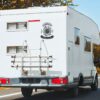 Kompas sticker Adventure Time met bloemen op de achterkant van een camper