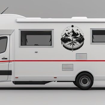 Kompas sticker met bergen, bos en meer op de zijkant van een camper