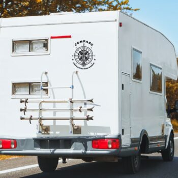 Kompas sticker Exploring The World op de achterkant van een camper