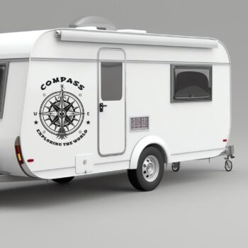 Kompas sticker Exploring The World op de zijkant van een caravan