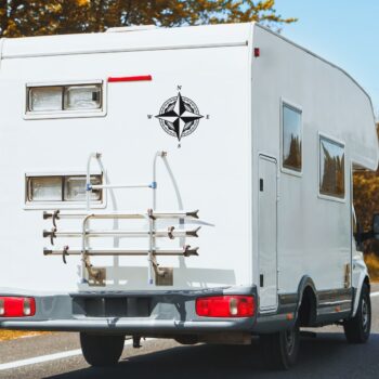 windroos sticker: Kompas sticker windroos met parelrand op de achterkant van een camper