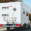 kompas sticker caravan: Kompas sticker windroos met stralenkrans op de achterkant van een camper