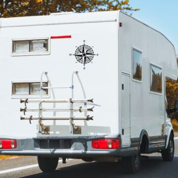 kompas sticker caravan: Kompas sticker windroos met stralenkrans op de achterkant van een camper