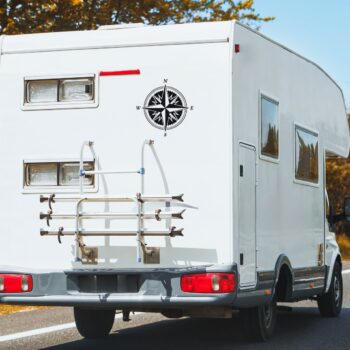 windroos sticker caravan: Kompas sticker windroos met kartelrand op de achterkant van een camper