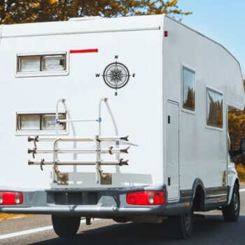 minimalistische kompas sticker: Kompas sticker windroos minimalistisch op de achterkant van een camper