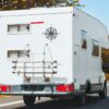 kompas sticker acht punten: Kompas sticker windroos met acht punten op de achterkant van een camper