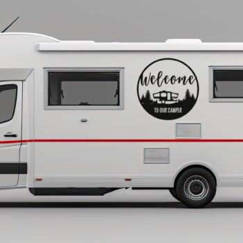 welcome to our camper sticker: Camper sticker Welcome to our camper rond op de zijkant van een camper