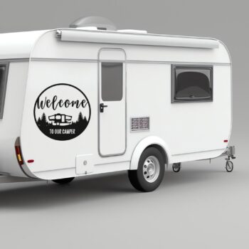 welcome to our camper sticker: Camper sticker Welcome to our camper rond op de zijkant van een caravan